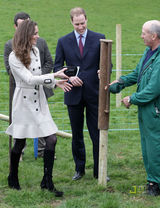 组图：威廉王子携未婚妻旅行 凯特笑容满面显幸福