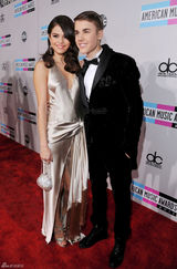 组图：比伯赛琳娜红毯深情对视 破不和传闻