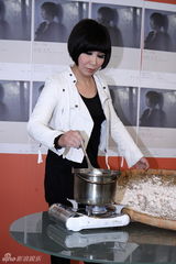 高清组图：黄小琥新专辑开盘红 元宵节复工拜晚年