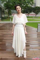 组图：杨千嬅白色长裙优雅亮相 大谈育儿经