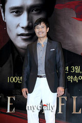 幻灯图：韩彩英李秉宪出席《The Influence》发布会 