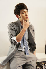 组图：徐正曦接受杂志专访 帅气型男升级做偶像