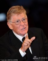 组图：《硬纸盒小镇》首映 导演埃曼诺牵爱妻亮相