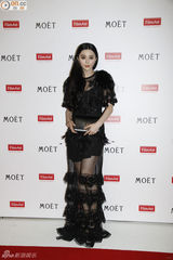 组图：范冰冰风骚黑裙抛胸晒玉腿 与甄子丹贴面