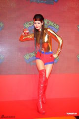 组图：林嘉绮女超人造型吸睛 否认与男友四月完婚