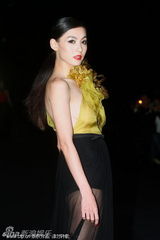 组图：张柏芝薄纱装爆奶走秀 T台姿态性感迷人