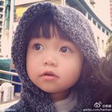 组图：韩寒频晒女儿萌照 网友围观获封国民岳父