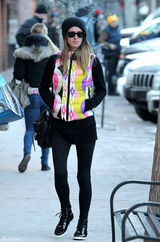 高清图：妮基-希尔顿街拍彩色马甲带出节日气氛