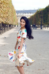 组图：颖儿法国街拍 笑容温暖勾勒秋日童话