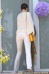 组图：海瑟薇百褶衫黄挎包 夏日小跑清丽亮眼