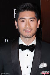 高清图：郑元畅等出席时尚活动 巩俐露肩显华贵