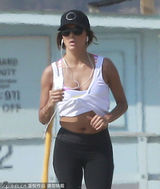 组图：伊娃背心紧身裤亮相 跑步锻炼秀身材