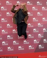 组图：《过路天使》发布 主演亮相搞怪玩大跳