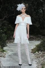 组图：周迅巴黎捧场名品秀 深V战衣低胸性感