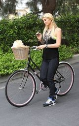 组图：帕丽斯-希尔顿骑自行车晨练 休闲装扮逗爱犬