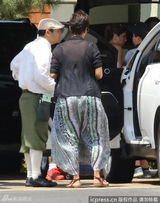组图：46岁哈利贝瑞怀孕挺巨肚陪爱女游玩