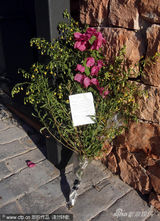 幻灯图集：“男孩地带”成员猝死 队友奔丧面色沉重