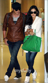 幻灯图：张东健高小英结束蜜月旅行　返回韩国