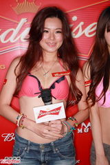 高清组图：女星齐集比基尼派对 众嫩模争妍斗丽