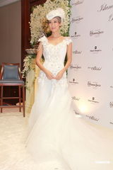 组图：谢婷婷着奢华婚纱 希望年年穿嫁衣