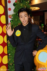 组图：韩星李玹雨来港跨年 热情与粉丝“抱抱”