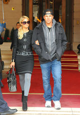 幻灯图集：帕丽斯-希尔顿与男友巴黎街头热吻