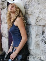 组图：斯威夫特曝青涩旧照 泡面头婴儿肥差异大