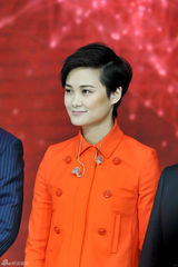 组图：李宇春亮相广州车展 橙色小套装热情开唱