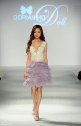 组图：叶熙祺披婚纱亮相秀场活动