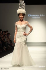 组图：李玟再穿婚纱走秀获献吻 王后造型压轴出场