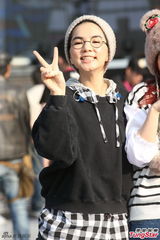 组图：S.H.E亮相台北跨年 潮装戴眼镜又萌又酷