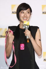 组图：桂纶镁暗示可能会隐婚 与男友平凡幸福