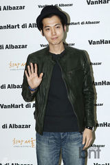 组图：韩星金宇彬郑京浩等献华丽T台秀