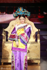 组图：蒋欣再变华妃现身大咖秀PK“甄嬛”