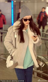 组图：杨幂忙煲电话粥 宽松外套圆腰显孕相