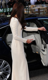 高清图：英国王妃凯特白色高开衩长裙端庄迷人