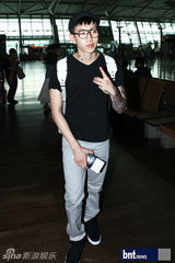 组图：朴宰范B1A4亮相机场赴新加坡参加演出