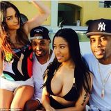 组图：妮琪米娜晒性感度假照 着比基尼前凸后翘