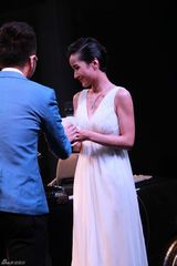 组图：黄曼纯白长裙变身派对宠儿