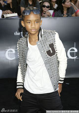 幻灯图：暮光3首映星光璀璨 帕丁森与粉丝玩合影  