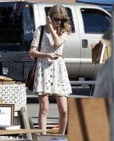 高清图：泰勒-斯威夫特穿白色蕾丝裙逛跳蚤市场