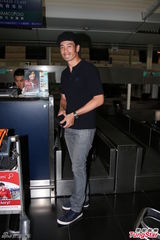 组图：陈豪启程加拿大办婚宴 拒谈陈茵媺怀孕