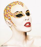 组图：凯莉-米洛新书大片出炉 艳丽油彩妆秀美腿