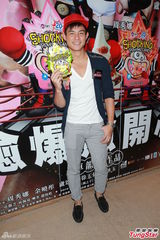 组图：周秀娜倒奶谢票大派送 新片改走打女路线