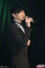 组图：林俊杰西装绅士献唱 自曝已一年未接吻