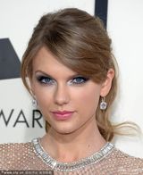 组图：泰勒-斯威夫特透视抹胸裙靓丽十足