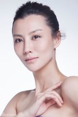 组图：江易珈杂志大片曝光 素净裸妆显亲和