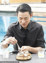 高清图：刘德华提前庆生大快朵颐 吃蛋糕舔手指