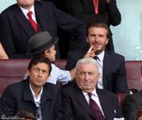 组图：贝克汉姆爱吻儿子 小萌娃戴礼帽绅士范儿