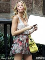 组图：布莱克-莱弗利碎花短裙俏丽动人